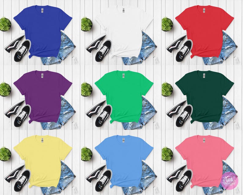 K&ouml;nnte beinhalten: Neun farbige T-Shirts in verschiedenen Farben wie Blau, Wei&szlig;, Rot, Lila, Gr&uuml;n und Gelb werden pr&auml;sentiert. Jedes Shirt wird mit Jeansshorts und schwarzen Sneakers kombiniert. Die Shirts sind auf einer wei&szlig;en Holzoberfl&auml;che angeordnet.