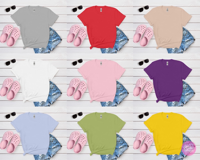 K&ouml;nnte beinhalten: Neun einfarbige T-Shirts in verschiedenen Farben: Grau, Rot, Beige, Wei&szlig;, Rosa, Lila, Hellblau, Gr&uuml;n und Gelb. Jedes Shirt wird mit Jeansshorts, rosa Clogs und Sonnenbrillen auf einer wei&szlig;en Holzoberfl&auml;che pr&auml;sentiert.
