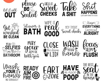 Op de afbeelding: Een verzameling van 20 grappige SVG-ontwerpen met badkamerthema in zwarte tekst. Zinnen zijn onder meer "Was je handen", "Sluit het deksel" en "Heb een fijne poep". De woorden "Funny Bathroom SVG Bundle" staan bovenaan.