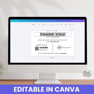 Puede incluir: Un monitor de computadora muestra un dise&ntilde;o de tarjeta de agradecimiento. La tarjeta presenta el texto "THANK YOU!" y "FOR YOUR ORDER". Incluye un c&oacute;digo QR, iconos de redes sociales y un espacio para un logotipo. La parte inferior de la pantalla dice "EDITABLE IN CANVA".