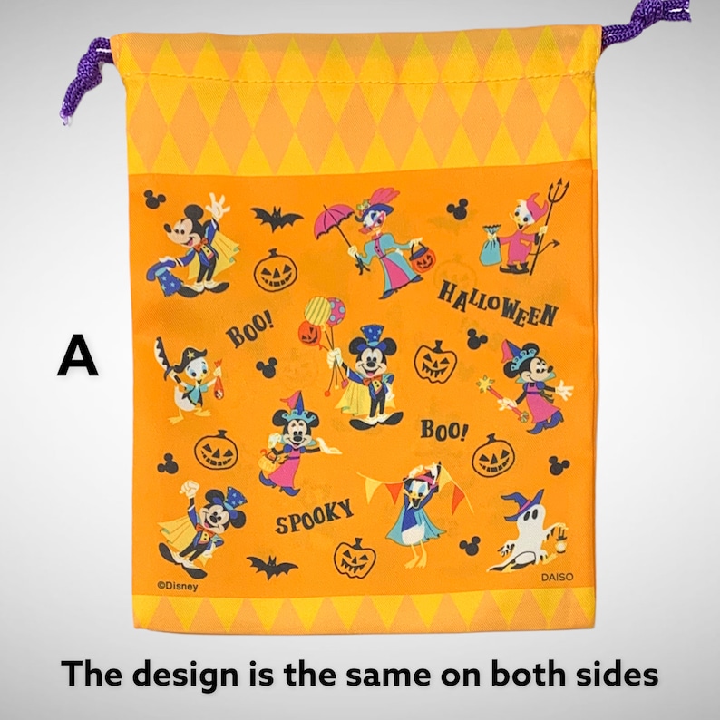 Puede incluir: Bolsa de cord&oacute;n naranja con tem&aacute;tica de Halloween con Mickey Mouse y sus amigos. La bolsa tiene un patr&oacute;n repetitivo de personajes de Mickey Mouse, calabazas, murci&eacute;lagos y las palabras "Boo!" y "Spooky".