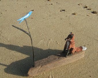 Przyjaciele - lis z dryftowego drewna i błękitna ptak z flotsam + metal morski - rzeźba na plaży Felixstowe
