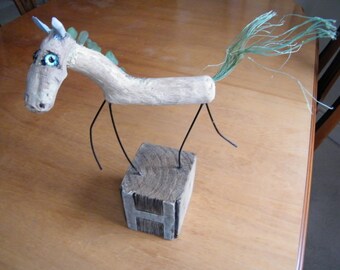 Koń Cremello z drewna dryftowego z grzywą ze szkła morskiego - rzeźba z plaży w Felixstowe