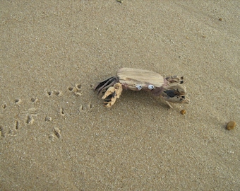 Crabe de rivage en bois flotté fabriqué à la sculpture de plage de Felixstowe, textures intéressantes