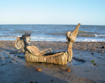 Blauwbaard in aalscholverboot - Felixstowe-strandoorsprong - drijfhoutsculptuur