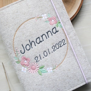 U-Heft Hülle Filz beige Blumenkranz personalisierbar