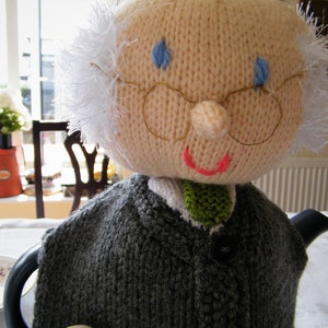 Michael D Higgins, Michael D tea cosy, tea cosy, knitted gift, hand-knitted present, knitted table decor, handknit gift, made in Ireland imagem 5