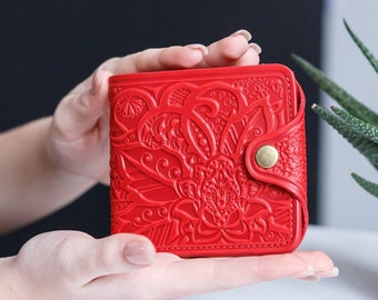 Personalisierte rote Lederbrieftasche, kompakte rote Lederbrieftasche mit geprägtem Blumenmuster, handgefertigte Brieftasche, Valentinstagsgeschenk
