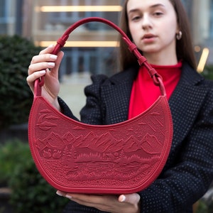 Bolso de hombro Baguette de cuero rojo personalizado - Bolso de mano de lujo hecho a mano con relieve - Regalo para ella