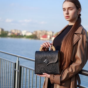 Bolso de mano de madera de cuero negro hecho a mano / Bolso bandolera / Regalo único para mujer
