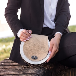 Bolso redondo de piel artesanal para mujer - Bolso bandolera auténtico - Idea de regalo única