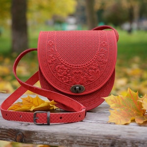 Sac en cuir rouge | Sac à bandoulière | Porte-monnaie | Sac fait main | Cadeau femme | Sac en cuir naturel | Sac en relief