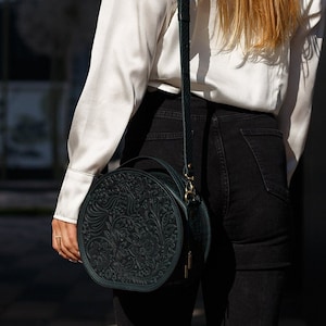 sac rond en cuir, sac avec fleur en relief, sac rond en cuir fait main, sac rond à fermeture éclair