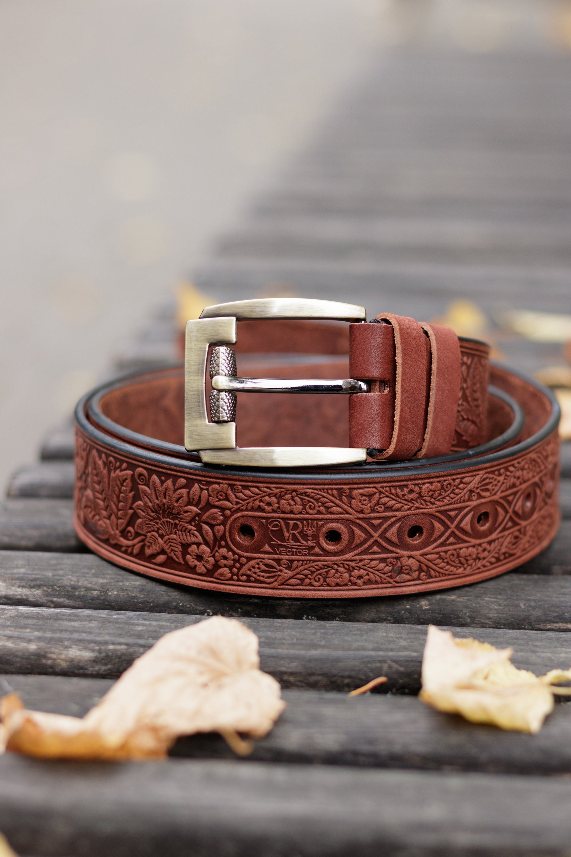 Embossed Leather Belt: Vintage-inspired Floral Design  display picture 1