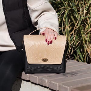 Bolso de piel con relieve en color negro y marfil: un espacioso bolso de hombro para el trabajo y los viajes