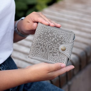 Cartera de cuero personalizada / Cartera plegable de cuero genuino premium / Cartera con relieve / Regalos para hombres / Regalo de aniversario para él