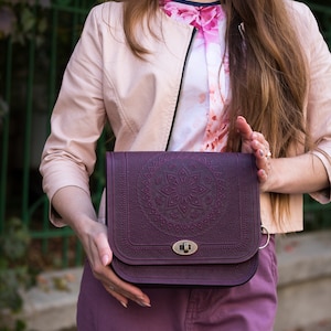 Bolso de piel morado personalizado: bolso de hombro grabado a mano para mujer, una idea de regalo única.