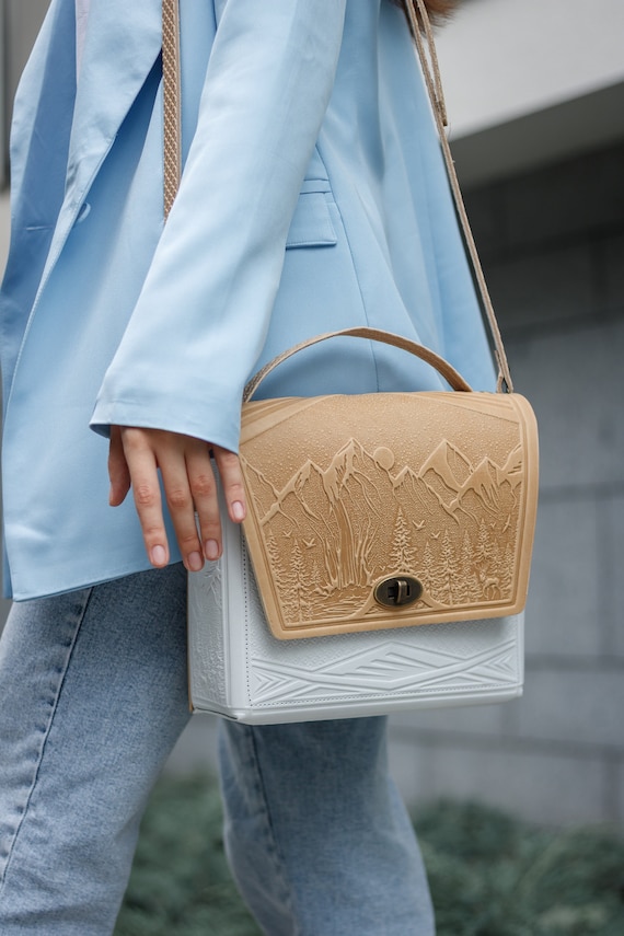 Personalized White Embossed Leather Shoulder Bag With Handle meer. TRIANGULER SHOULDER BAG ホワイト