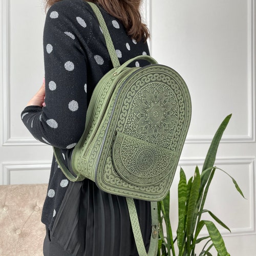 Handmade Olive Leather Backpack: Women display picture 2