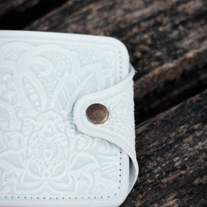 White Leather Purse with Floral Pattern, Personalized Bifold Slim Wallet, Customizable Leather Card Holder image 4