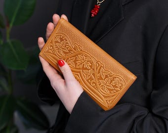 Handcrafted Leather Wallet: Elegant Leaf Pattern, Minimalist Women's Gift