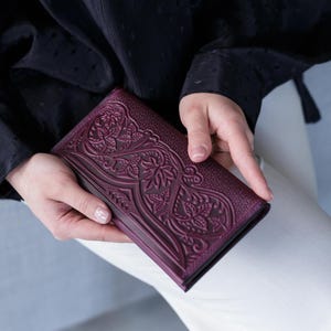 Portefeuille en cuir violet élégant : portefeuille pour femme fabriqué à la main, cadeau minimaliste pour elle