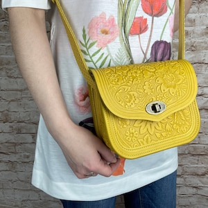 Bolso de hombro de piel repujada amarilla, hecho a mano - Un bolso bandolera único para mujer - Un regalo elegante
