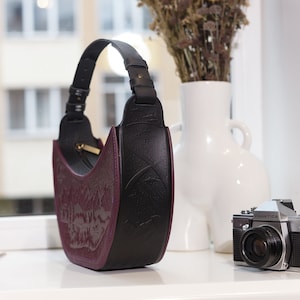Schwarze / lila Ledertasche, Frauen Umhängetasche, Handtasche mit Griff, personalisiertes Geschenk