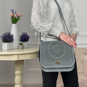 Leder Umhängetasche | Graue Lederhandtasche | Personalisierte Handtasche | Geschenk für Sie | Ukrainische Verkäufer | Persönlichkeit Geschenk