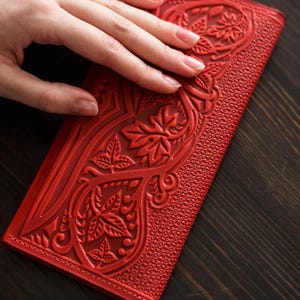 Carteira elegante de couro vermelho: carteira feminina feita à mão, presente minimalista para ela