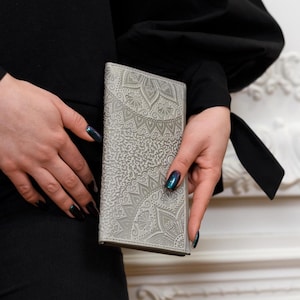 Portafoglio sottile e porta carte in pelle grigia personalizzato - Regalo minimalista per le donne