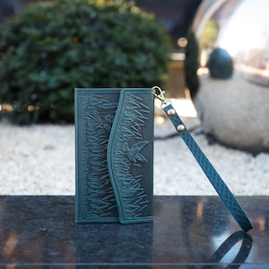 Cartera plegable de piel verde oscuro artesanal: Monedero minimalista personalizado para mujer - Idea de regalo única