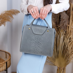 Grijze leren handtas: lederen draagtas met reliëf