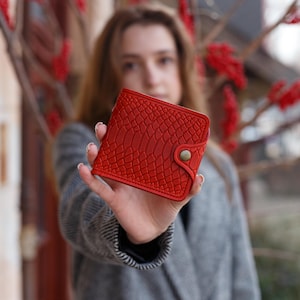 Cartera de cuero roja delgada personalizada para mujer: regalo de monedero bohemio grabado a mano
