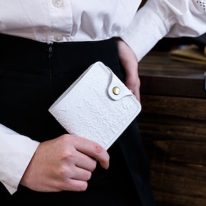 Cartera de cuero blanca personalizada para mujer: monedero fino grabado a mano con adorno personalizado