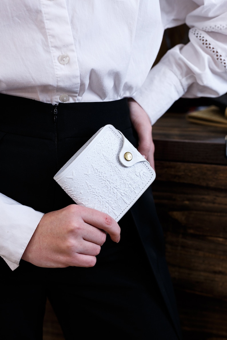 Cartera de cuero blanca personalizada para mujer: monedero fino grabado a mano con adorno personalizado Blanco