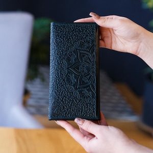 Cartera de mano de piel verde oscuro con relieve hecha a mano: elegante organizador de carteras largas para mujer