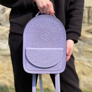 Mochila de piel color lavanda, mochila de mujer, mochila con adorno, mochila personal