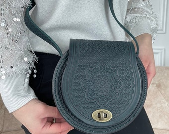 Bolso redondo de piel verde: bolso artesanal con relieve