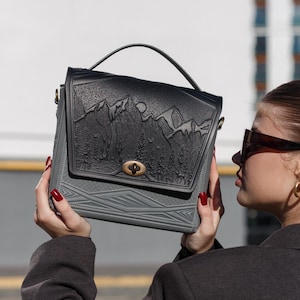 Bolso de piel con relieve negro y gris: un espacioso bolso de hombro para el trabajo y los viajes
