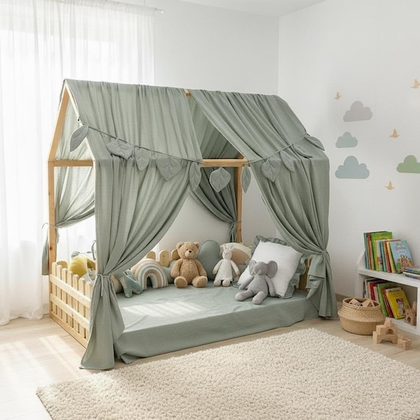 Mintgroene mousseline bedhemel, montessori-bedtent op vloer, bosrijke kinderkamerinrichting
