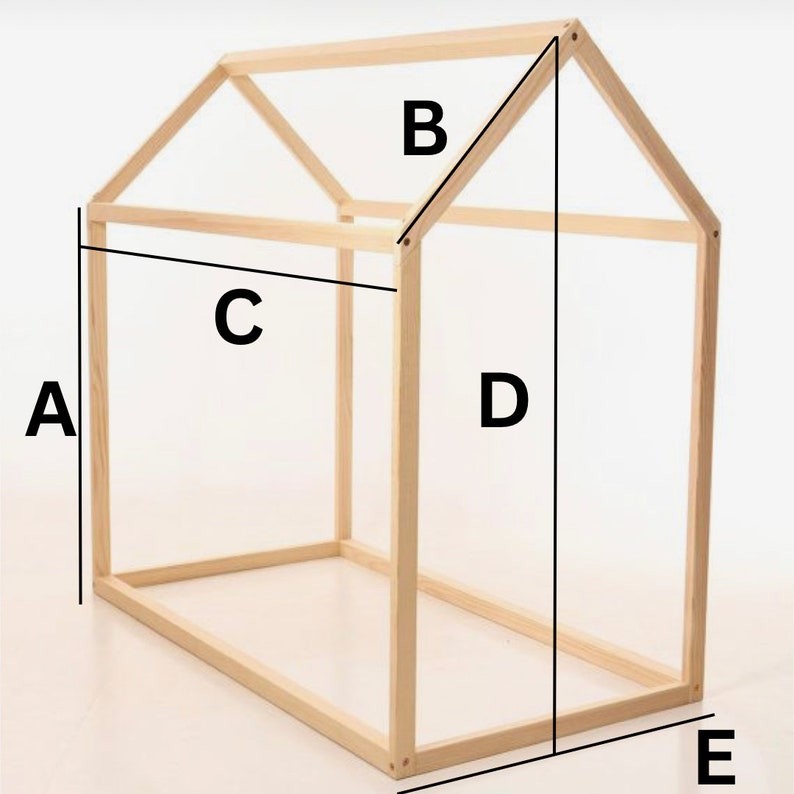 Puede incluir: Un marco de cama con forma de casa de madera natural. El marco est&aacute; construido con vigas de madera rectangulares, formando una silueta de casa. El marco est&aacute; dise&ntilde;ado para ser un marco de cama para una cama infantil. El marco es de madera sin terminar.