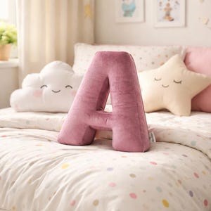 パーソナライズされた文字入り枕 - ピンクベルベットのイニシャルクッション - カスタムネーム入り保育園用装飾 - 女の子の赤ちゃん用部屋用枕 - モノグラムギフト