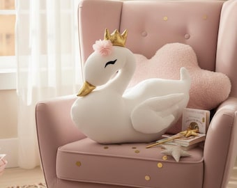 Handgemaakt speelgoedzwaan – elegante witte zwaan met kroon en bloem, decoratief kussen kinderkamer