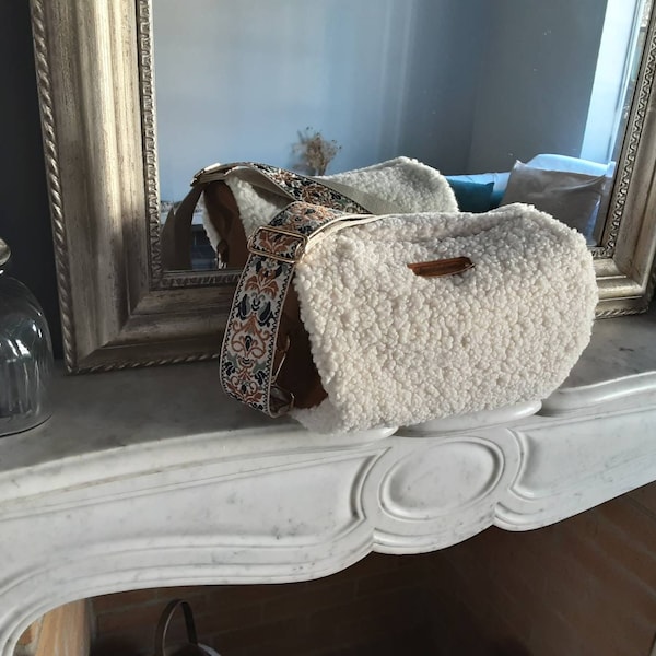 Sac bandoulière fantaisie bi-matière en tissu mouton & imitation daim.