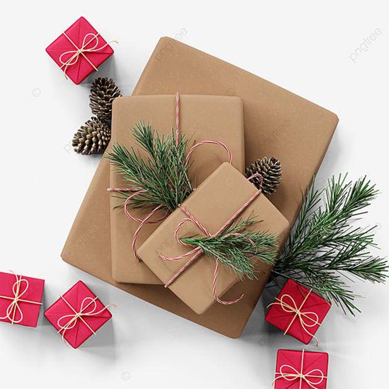 K&ouml;nnte beinhalten: Ein Stapel brauner Geschenkboxen, die mit Schnur und rotem Band gebunden sind und mit Tannenzweigen und Tannenzapfen verziert sind. Die Boxen sind auf einem wei&szlig;en Hintergrund angeordnet.