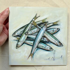 K&ouml;nnte beinhalten: Ein Gem&auml;lde eines Haufens silberner Fische mit gr&uuml;nen und blauen Schuppen. Die Fische sind in einem Haufen angeordnet, wobei ihre Schw&auml;nze in verschiedene Richtungen zeigen. Der Hintergrund ist hellcremefarben.