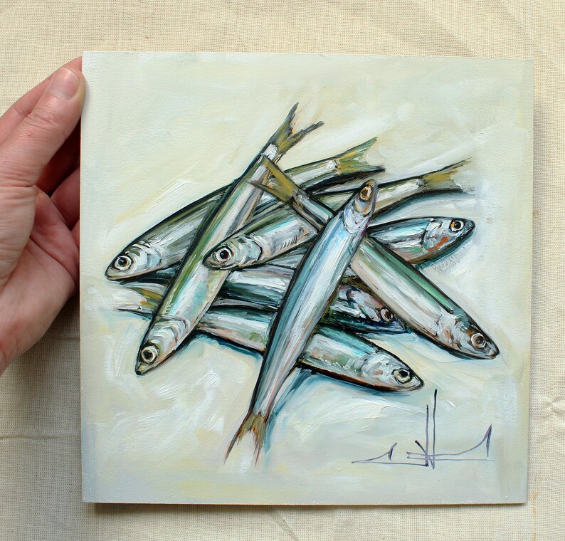 K&ouml;nnte beinhalten: Ein Gem&auml;lde eines Haufens silberner Fische mit gr&uuml;nen und blauen Schuppen. Die Fische sind in einem Haufen angeordnet, wobei ihre Schw&auml;nze in verschiedene Richtungen zeigen. Der Hintergrund ist hellcremefarben.