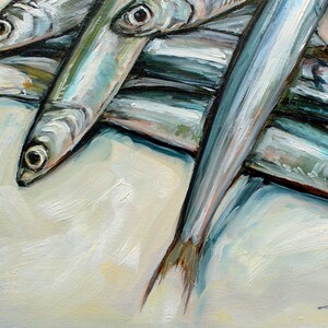 K&ouml;nnte beinhalten: Nahaufnahme eines Stapels silberner Fische, die in einem realistischen Stil gemalt sind. Die Fische sind in einem unordentlichen Stapel angeordnet, wobei sich einige Fische &uuml;berlappen. Die Fische sind in verschiedenen Silber-, Grau- und Blaut&ouml;nen gemalt, und der Hintergrund ist hellbeige.