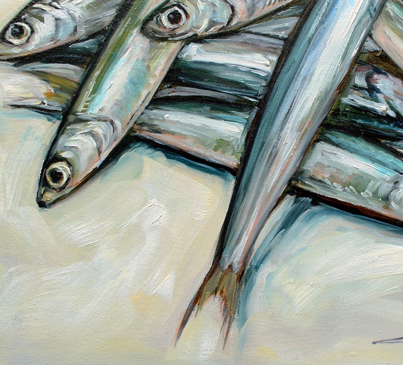 K&ouml;nnte beinhalten: Nahaufnahme eines Stapels silberner Fische, die in einem realistischen Stil gemalt sind. Die Fische sind in einem unordentlichen Stapel angeordnet, wobei sich einige Fische &uuml;berlappen. Die Fische sind in verschiedenen Silber-, Grau- und Blaut&ouml;nen gemalt, und der Hintergrund ist hellbeige.